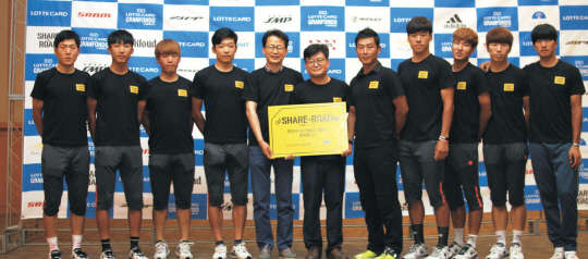 롯데카드는 5일 강원도 원주시에서 열린 '롯데카드 그란폰도 in 오크밸리' 대회 개최를 맞아 '쉐어 더 로드(Share the Road)' 캠페인을 후원한다고 7일 밝혔다. 참석한 김정일 한솔오크밸리 브랜드전략팀장(왼쪽 네번째부터), 박두환 롯데카드 마케팅본부장, 조호성 서울시청 사이클팀 코치와 참가자들이 기념사진을 촬영하고 있는 모습.       롯데카드 제공